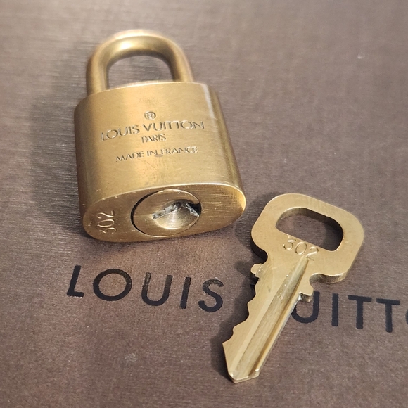 LV Lock and Key 302 - Picture 3 of 6